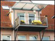 1-teilige Anbaubalkonanlage mit Wandabhängung und Balkonüberdachung